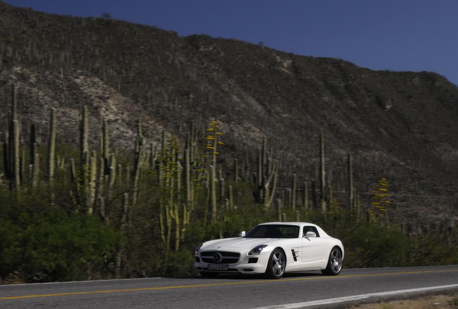  Mercedes-Benz SLS AMG White 2011 года  (фото 24 из 29)